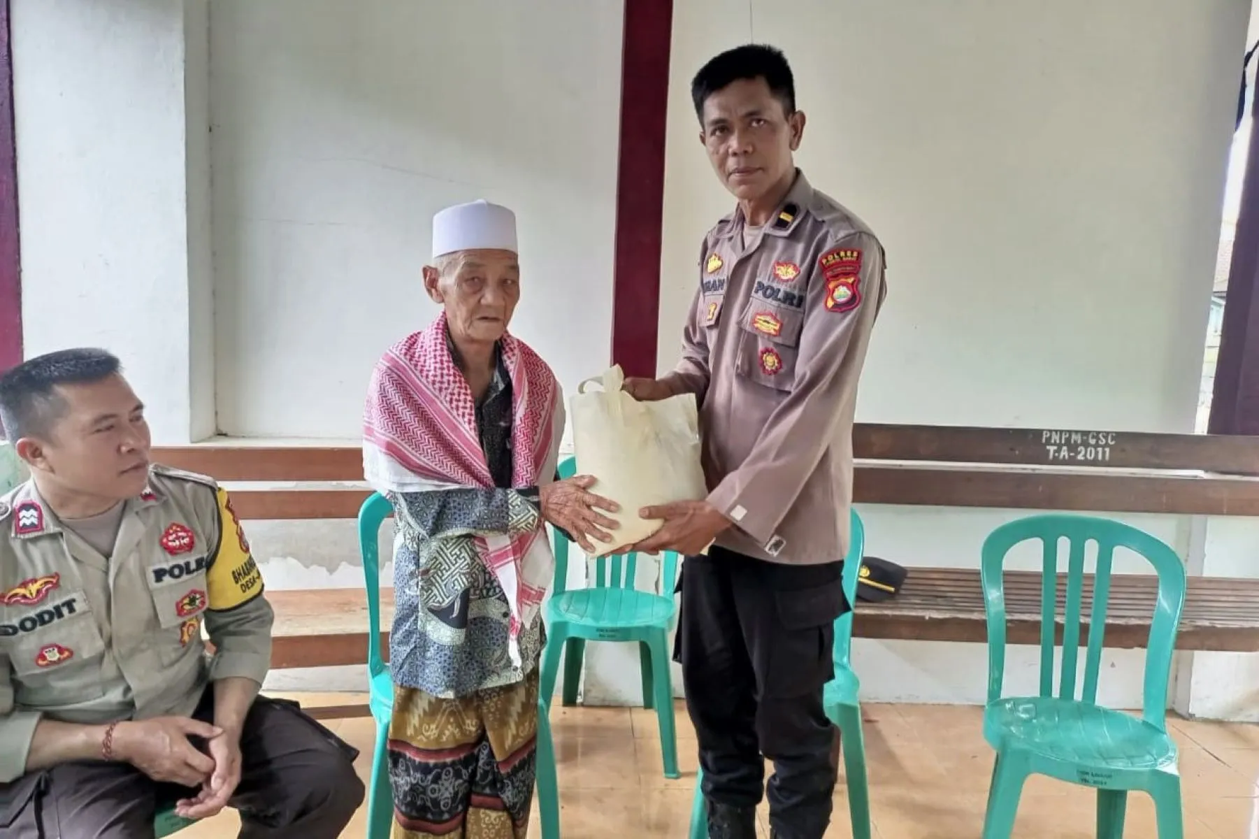 Pesan Kamtibmas Ramadhan Polres Lobar Sambangi Tokoh Desa