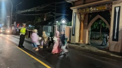 Pengamanan Sholat Tarawih di Mendagi, Lalin Tetap Lancar