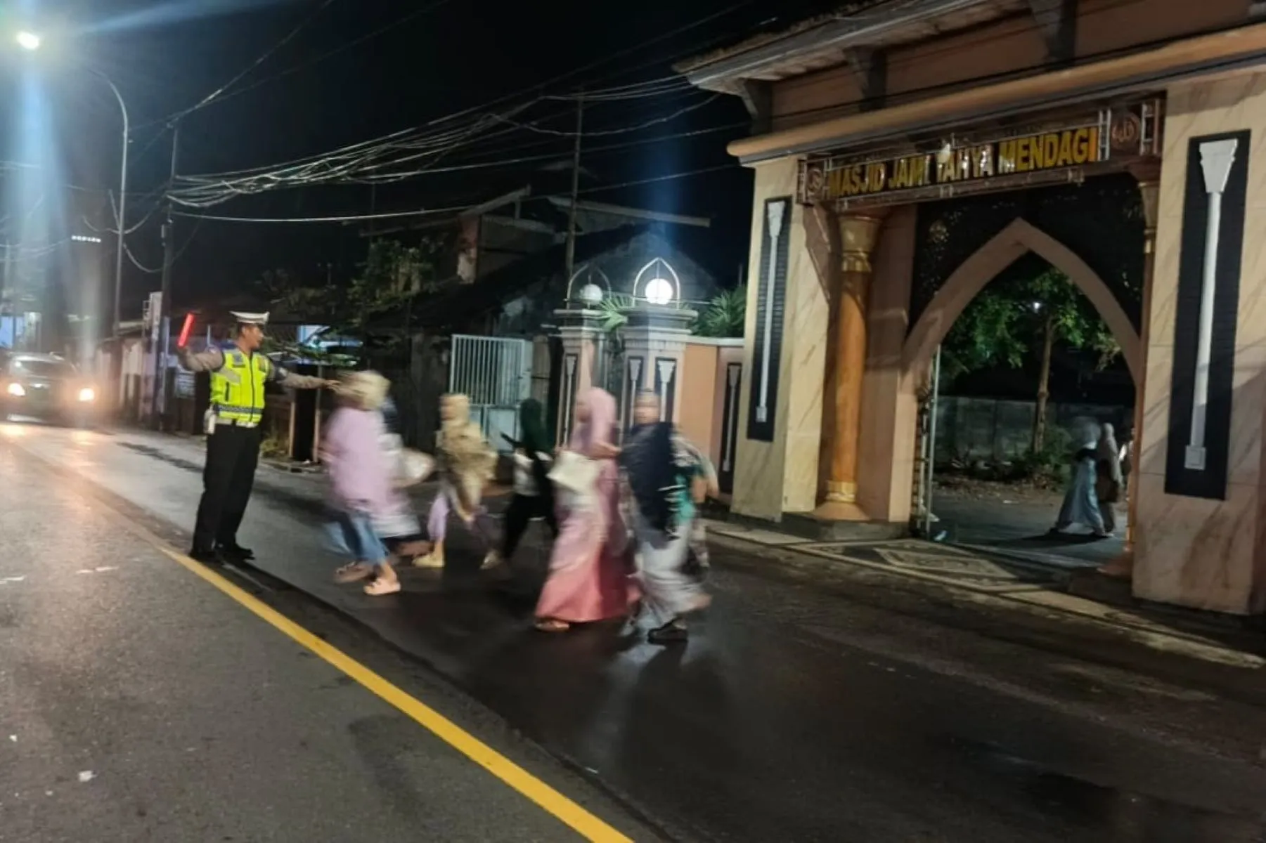 Pengamanan Sholat Tarawih di Mendagi, Lalin Tetap Lancar