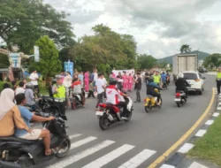 Polres Lombok Barat Bagi Takjil di Gerung, Sapa Pengendara GMS