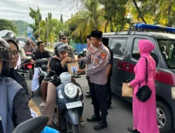 Polres Lombok Barat Bagi Takjil Ramadhan 1447 H