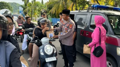 Polres Lombok Barat Bagi Takjil Ramadhan 1447 H