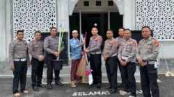 Safari Ramadhan Polres Lombok Barat: Bersih Masjid dan Edukasi Lantas