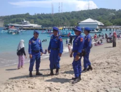 Ribuan Wisatawan Padati Pantai Batu Layar, Sat Polairud Polres Lombok Barat Siaga Penuh Amankan Lebaran Ketupat