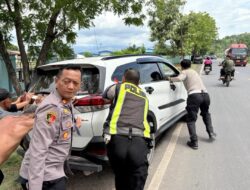 Grecep, Tidak Hanya Berjaga Petugas Pos Yan Polres Bima Kabupaten Dorong Mobil Warga Yang Mogok