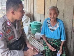 Ikhlas Membantu, Bhabinkamtibmas Polsek Woha Salurkan Bantuan Sembako Bagi Lansia di Desa Binaannya