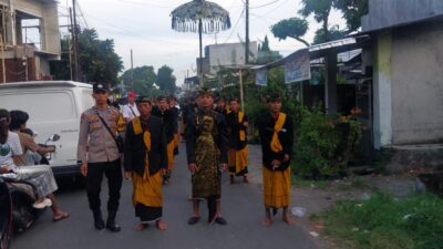 Bhabinkamtibmas Kawal Adat Nyongkolan di Terara, Pastikan Lalu Lintas Tetap Lancar