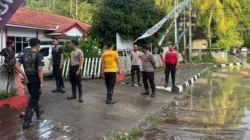 Aksi Cepat Polsek Batulayar Evakuasi Pengendara dan Pantau Luapan Sungai Saat Banjir Melanda