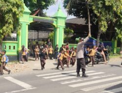 Personel Polsek Suela Laksanakan Pengaturan Lalu Lintas di Depan SDN 2 Suela