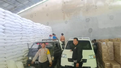 Strategi Perkuat Ketahanan Pangan, Polsek Gerung Kawal Distribusi Tonase Jagung ke Bulog