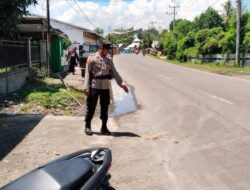 Personel Polsek Madapangga, Evakuasi 2 kendaraan Yang Terlibat Kecelakaan di Desa Bolo