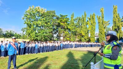 Personel Unit Kamsel Satlantas Polres Bima Kota Berikan Imbauan Keselamatan Berlalu Lintas di SMPN 1 Kota Bima