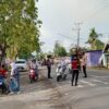 Personel Polsek Woha Menggelar PAM Rawan Pagi di Depan SMAN I Woha
