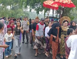 Bhabinkamtibmas Kawal Adat Nyongkolan di Terara, Pastikan Lalu Lintas Tetap Lancar