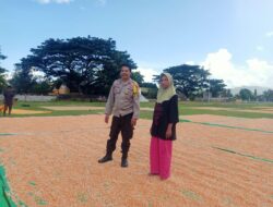 Bhabinkamtibmas Polsek Hu’u Pantau Penjemuran Jagung Warga, Dukung Ketahanan Pangan Nasional