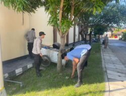 Rutinitas Pagi, Personel Polres Bima Kota Bersih-Bersih Ruangan Kerja Sebelum Beraktivitas