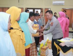 Kapolda NTB dan Ketua Bhayangkari Salurkan Sembako di SPN Polda NTB