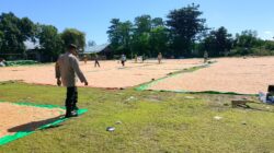 Dukung Ketahanan Pangan Nasional, Bhabinkamtibmas Polsek Manggelewa Pantau Hasil Panen Jagung Warga