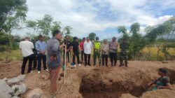 Sinergi Polri Sukseskan Program Pemerintah, Kapolsek Bolo Hadiri Peletakan Batu Pertama KDKMP Desa Nggembe