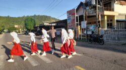 Wujudkan Kamseltibcarlantas, Personel Polsek Rhee Laksanakan Giat Rawan Pagi di Depan SDN Rhee Beru