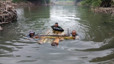 Rakit Pisang Jadi Andalan Bangun Jembatan Garuda