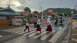 Polsek Rasanae Timur Gelar Pergelaran Rawan Pagi, Bantu Kelancaran Lalu Lintas dan Penyeberangan Siswa