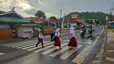 Polsek Rasanae Timur Gelar Pergelaran Rawan Pagi, Bantu Kelancaran Lalu Lintas dan Penyeberangan Siswa