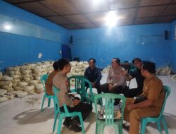 Bhabinkamtibmas Dasan Lekong Monitoring Pembagian 1.195 Paket Sembako, Warga Dihimbau Tertib