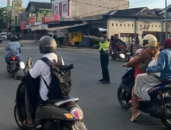 Upaya Menjaga Kamseltibcarlantas, Polsek Batulayar Laksanakan Pengaturan Lalu Lintas Intensif di Simpang 3 Montong