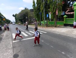 Personel Polsek Suela Lakukan Pengaturan Arus Lalu Lintas dan Bantu Penyeberangan Siswa