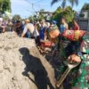 Babinsa Narmada Bersama Warga Timbun Area Pemakaman Umum