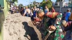 Babinsa Narmada Bersama Warga Timbun Area Pemakaman Umum