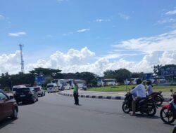 Prioritas Jalur Haji: Aksi Sigap Personel Polres Lombok Barat Amankan Rombongan di Bundaran GMS