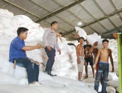 Polri Hadir Kawal Ketahanan Pangan, Bhabinkamtibmas Polres Bima Kota Monitoring Bongkar Muat Jagung
