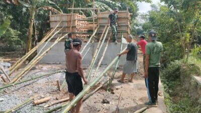 Pemasangan Bambu Jadi Tahap Krusial Jembatan Garuda