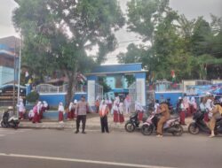 Rawan Siang Polres Bima Kota Bantu Pelajar dan Masyarakat Menyeberang Demi Ciptakan Kamtibcarlantas