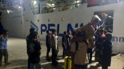 Polsek Kawasan Pelabuhan Laut Bima Laksanakan Pengamanan KM Wilis Saat Embarkasi dan Debarkasi Penumpang