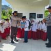 Sentuh Jantung Pendidikan Desa, Polres Lombok Barat Salurkan Buku Ensiklopedi untuk Anak-Anak Lembar