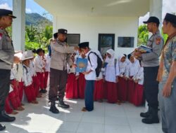 Sentuh Jantung Pendidikan Desa, Polres Lombok Barat Salurkan Buku Ensiklopedi untuk Anak-Anak Lembar