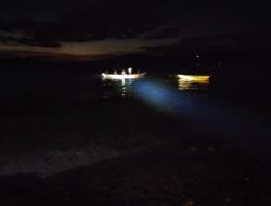 POLSEK HU’U BERSAMA WARGA LAKUKAN PENCARIAN KORBAN TERSERET ARUS DI PANTAI LAKEY