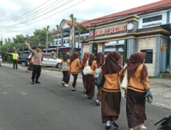 Personel Polsek Sukamulia Laksanakan Strong Point Pagi di Depan SMPN 1 Sukamulia