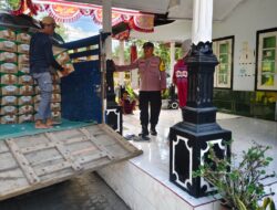 Bhabinkamtibmas Desa Bonjeruk Monitoring Kedatangan Bantuan Pangan Minyak Goreng