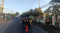 Bhabinkamtibmas Desa Jantuk Laksanakan Rawan Pagi di Depan SMP 1 Sukamulia untuk Kelancaran Arus Lalu Lintas
