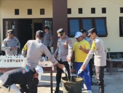 POLSEK KEMPO MUSNAHKAN 98 BOTOL MIRAS HASIL OPERASI, TINDAK LANJUT KASUS PREMANISME DAN PENGERUSAKAN MOBIL