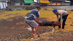 “Polisi Peduli” Satpolairud Polres Bima Kabupaten Bersama Warga Bersihkan Tumpukan Sampah di Dermaga Tradisional Bajo