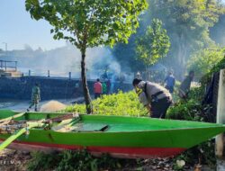 SINERGI TNI-POLRI DAN MASYARAKAT, GOTONG ROYONG BERSIHKAN PANTAI LABUAN BERANTI DI KECAMATAN PEKAT