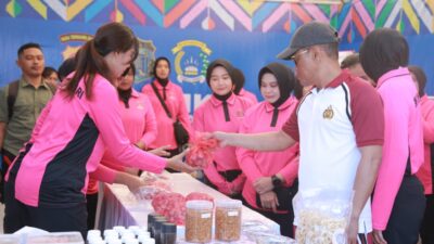 Waka Polda NTB Disambut Ketua Bhayangkari Cabang Bima Saat Tinjau Stand Bazaar Polres Bima dan Pasar Rakyat Serta Bakti Sosial Polres Bima Kabupaten di Mapolda NTB
