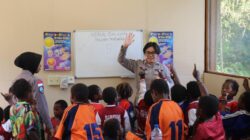Melalui Honai Belajar, Ops Damai Cartenz Kenalkan Dunia dan Tata Surya kepada Anak-anak di Tembagapura, Timika, Papua Tengah
