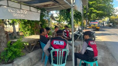 Patroli Dialogis, Unit Turjawali Satsamapta Polres Bima Kabupaten Gotong Royong Bersihkan Tumpukan Sampah di Pertigaan Bandara SMS Bima
