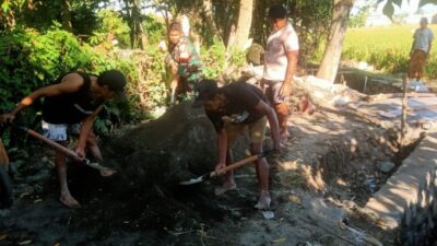 Babinsa Monitoring Irigasi Tersier Perkuat Ketahanan Pangan